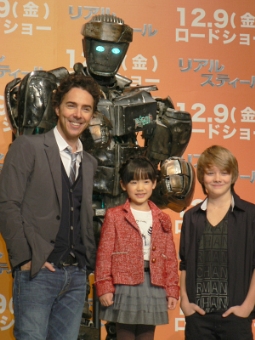 「リアル・スティール」 左よりレヴィ監督、芦田、ダコタ、後ろはロボットの“アトム”