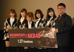 「AKB48」映画第2弾!（左から高城、小嶋、高橋、前田、柏木、高橋監督）