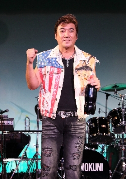 小金沢昇司、54歳の誕生日ライブでスギちゃんネタ