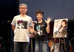 構成・演出・映像を担当した堤幸彦監督と戸田恵子（右）。共に名古屋出身。