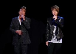 初の単独ライブを開いたパク・ジュニョン（右）。先輩歌手・小金沢昇司（左）も駆け付けた