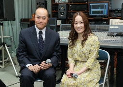 「日本音響研究所」代表・鈴木創氏と永井裕子（右）