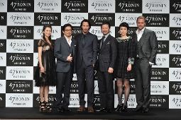 左より柴咲、真田、リーブス、浅田、菊池、リンシュ監督