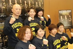 女子日本代表らとポーズをとる吉田（後列中央）と栄（後列左）