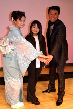 デュエット曲「星空の下で／新・東京音頭」をお披露目した北川大介（右）、竹川美子（左）、ゲストのさくらまや（中央）