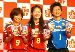 サッポロ一番「KING CUP」のCMに出演する「なでしこジャパン」の3人（左から）川澄奈穂美、沢穂希、海堀あゆみ