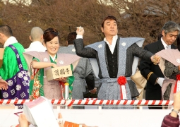元気いっぱいに豆をまく永井裕子（左）と小金沢昇司