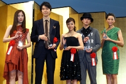 「2012年 エランドール賞」授賞式（左から）吉高由里子、長谷川博己、井上真央、高良健吾、杏
