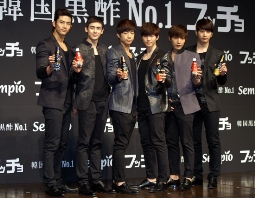 日本CMデビューする2PM　（左から）テギュン、ニックン、ウヨン、ジュノ、ジュンス、チャンソン