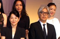 NHK「平和の絆」コンサート会見に出席した吉永小百合、坂本龍一ら