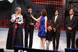 「スカパー！アワード2010」でパク・ヨンハさんの変わりに受賞した母オ・ヨンランさん、俳優パク・クァンヒョンさんら
