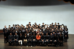 「映画甲子園2010」に参加した高校生と審査員ら