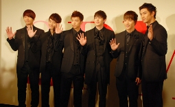 2PMのメンバー、左からチャンソン、ジュノ、ウヨン、ニックン、ジュンス、テギョン