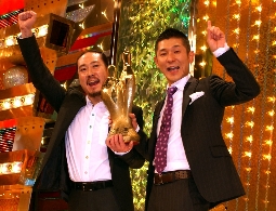 「M‐1グランプリ2010」で優勝した笑い飯の西田幸治（左）、哲夫