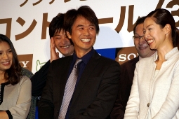 日本初の3D連続ドラマ「TOKYOコントロール」をアピールした時任三郎（中央）ら