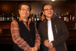 新番組「松尾貴史の落語BAR」を収録した松尾貴史（右）と立川志の輔