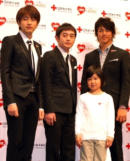 「はたちの献血キャンペーン」発表会に出席した（左から）ゆずの北川悠仁、岩沢厚治、峰山真彩ちゃん、石川遼選手